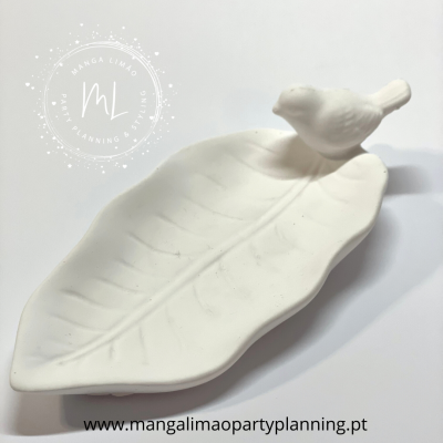 Prato decorativo branco em cerâmica em forma de folha com pássaro