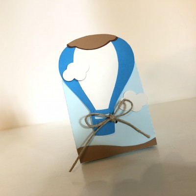 Caixa de presente decorada como balão ar quente com fita de corda