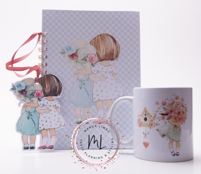 Caneca, caderno espiral e marcador de livros com ilustrações delicadas de meninas e flores