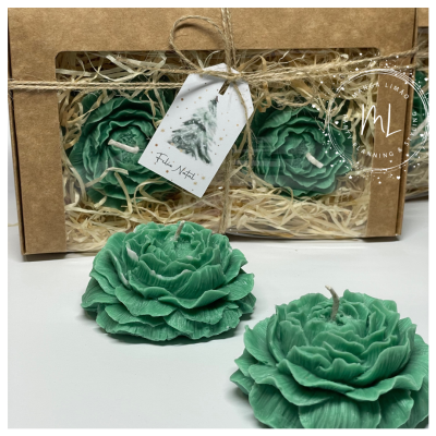 Velas verdes em forma de flores com embalagem de cartão e etiqueta Feliz Natal