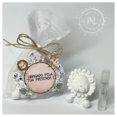 Bolsa de tecido branca com pendente de animais e texto, figura de leão branca e spray transparente