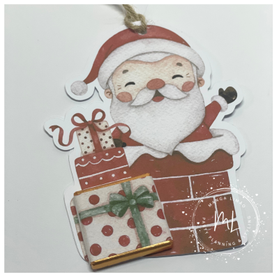 Etiqueta de Natal com Pai Natal a sorrir, presentes e cordel para pendurar