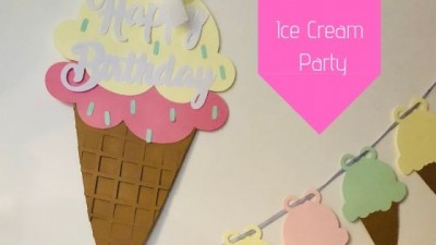 Decoração de festa com cone de gelado de papel e faixa com mini gelados coloridos