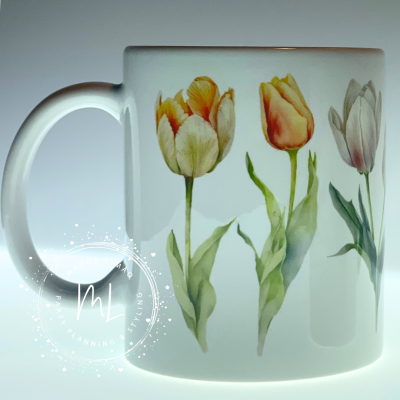 Caneca branca com desenho de tulipas coloridas