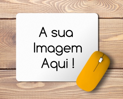 Tapete de rato branco com texto preto 'A sua Imagem Aqui !' ao lado de rato amarelo sobre mesa de madeira