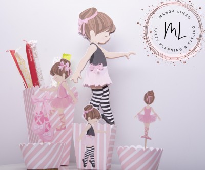 Decoração para festa infantil com bailarinas em papel e embalagens riscas cor-de-rosa