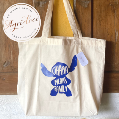 Saco de pano natural com estampa azul e texto sobre família
