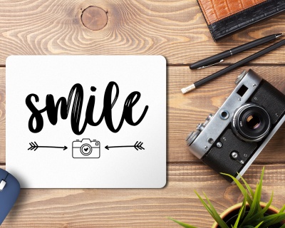 Placa branca com texto 