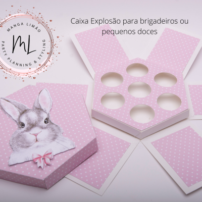 Caixa explodível rosa com bolinhas brancas e ilustração de coelho branco com laço cor-de-rosa, para doces