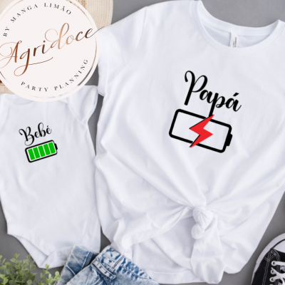 Body branco de bebé com bateria verde cheia e t-shirt branca de adulto com bateria vazia e texto Papá