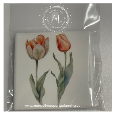 Objeto quadrado com estampa de flores e embalado em plástico transparente