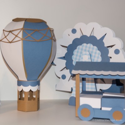 Balão de ar quente e decoração de papel azul, branco e castanho