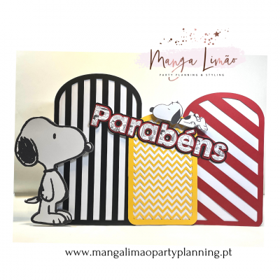 caixas decorativas com Snoopy e texto Parabéns