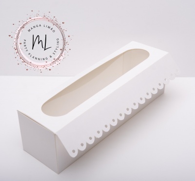 Caixa branca com janela oval e borda decorativa recortada