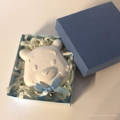 sabonete em forma de urso numa caixa azul com palha branca