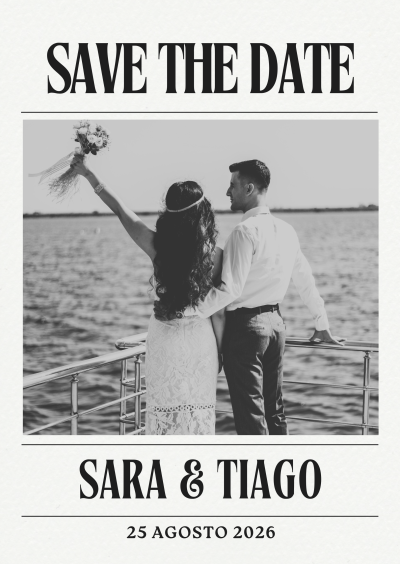 Convite de casamento com fotografia a preto e branco de casal num barco e texto com nomes e data