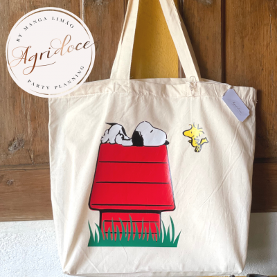 Sacola de tecido com estampa de Snoopy a dormir numa casota vermelha