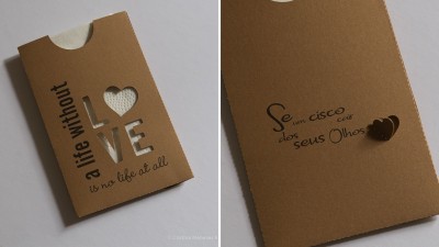 embalagem de cartão reciclado castanho com texto recortado e impresso e recorte em forma de coração
