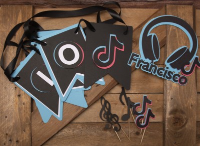 Decorações temáticas do TikTok em papel com o nome Francisco sobre madeira