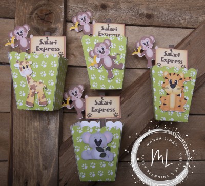 Caixinhas de papel verdes com figuras de animais e texto Safari Express