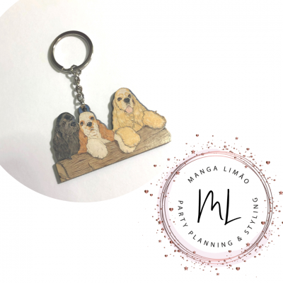 Porta-chaves com desenho de cães em madeira e selo circular da marca