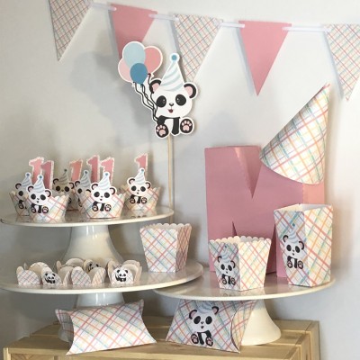 Artigos de festa infantil tema panda com cupcakes, chapéu, caixas e bandeirolas coloridas