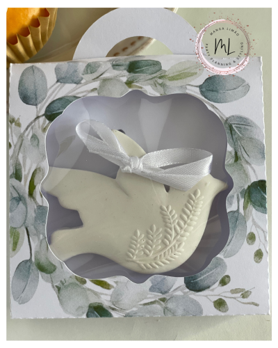 Caixa decorativa com vela em forma de pomba branca com fita branca