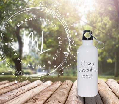 Garrafa desportiva branca com tampa preta e texto personalizado sobre superfície de madeira com fundo de árvores desfocado