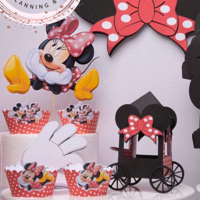 Decoração de festa com tema Minnie da Disney em vermelho, branco e preto.