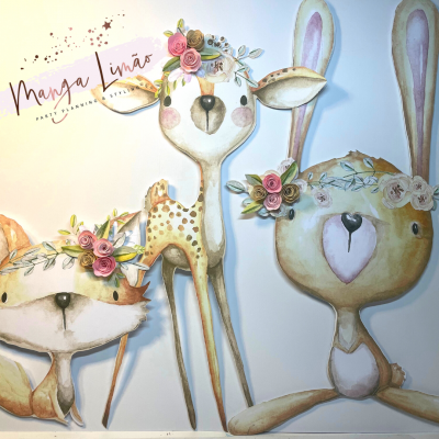 Desenhos infantis de raposa, veado e coelho com coroas de flores em fundo branco