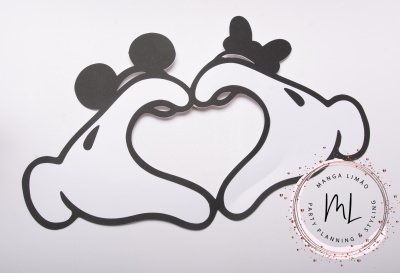 Desenho de duas mãos formando um coração em fundo branco com selo decorativo no canto inferior direito