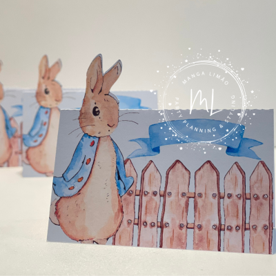 Cartão decorativo com desenho de coelho e cerca