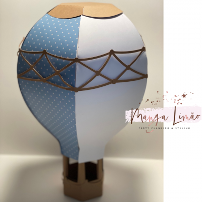 Balão decorativo tridimensional azul com bolinhas brancas e branco liso com detalhes marrons