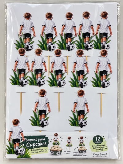 Toppers para cupcakes com imagem de menino a jogar futebol em cartão com palito de madeira.