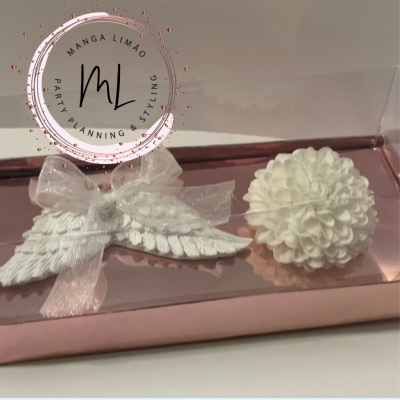 Decoração anjo branco com laço e flor branca em caixa rosa