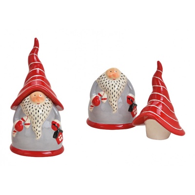 Três figuras decorativas de cerâmica de gnomos com chapéus vermelhos pontudos