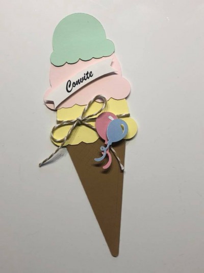 Convite em forma de gelado em papel colorido com laço e balões