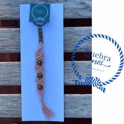 Porta-chaves macramé cor rosa com três contas de metal e etiqueta Quebra nós ARTESANATO
