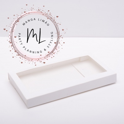 Caixa retangular branca com tampa transparente e logótipo de party planning ao fundo