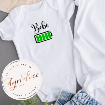 Body branco para bebé com estampa de bateria verde carregada e texto 
