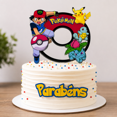 Bolo branco com decoração de aniversário Pokémon e texto Parabéns