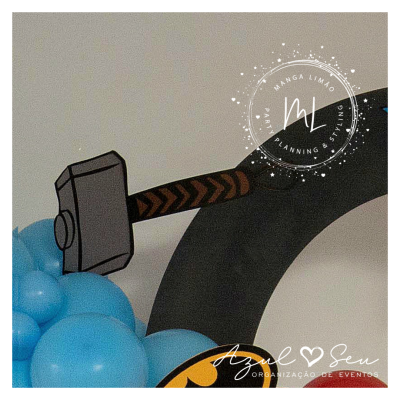 martelo decorativo com balões azuis e texto de marca