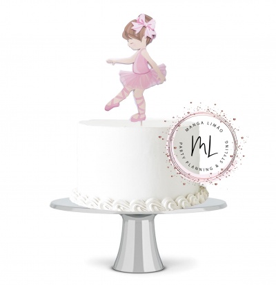 Bolo branco com boneca bailarina cor-de-rosa no topo num suporte prateado