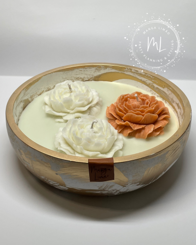 Vela decorativa com flores de cera em recipiente dourado e branco