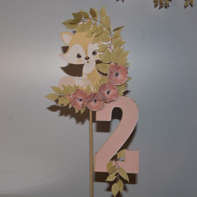 Topo de bolo número 2 com desenho de raposa, folhas e flores cor-de-rosa e bege