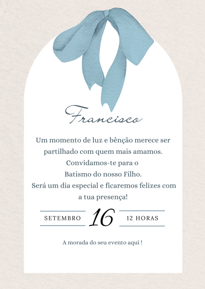Convite de batismo com laço azul claro e texto em português sobre fundo branco.