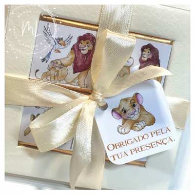 conjunto de chocolates decorados com personagens do Rei Leão e etiqueta de agradecimento