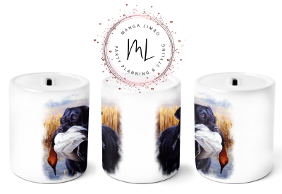 velas brancas com imagem de cão preto e pato em fundo de vegetação