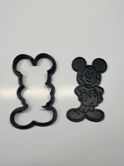 Dois corta-biscoitos pretos em forma da personagem Mickey Mouse sobre fundo branco