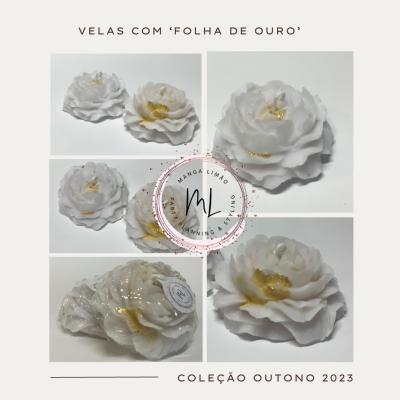 Velas decorativas brancas em forma de flor com folhas de ouro no centro sobre fundo branco